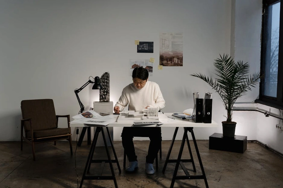 Team di architetti del marketing che collaborano a un progetto.